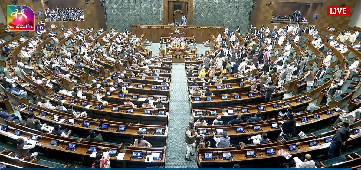 எஸ்ஐஆர்-க்கு எதிர்ப்பு! தொடங்கியவுடன் முடங்கிய மக்களவை!