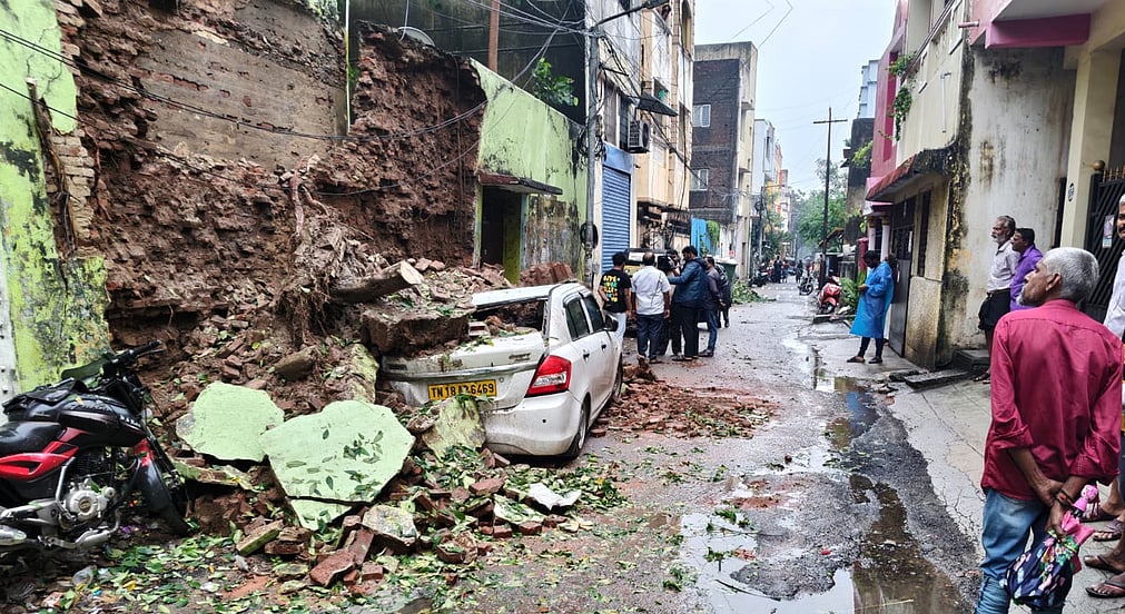 சென்னையில் நீடிக்கும் மழை: குடியிருப்புகளை சூழ்ந்த வெள்ளம்;
தண்ணீரை வெளியேற்றும் பணிகள் தீவிரம்