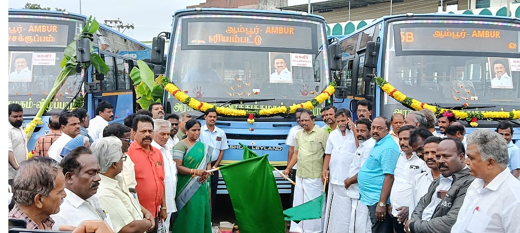 குடியாத்தம்- ஆம்பூா் இடையே 3 புதிய பேருந்துகள் இயக்கி வைப்பு
