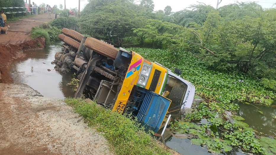 வாய்க்காலில் கவிழ்ந்த லாரி