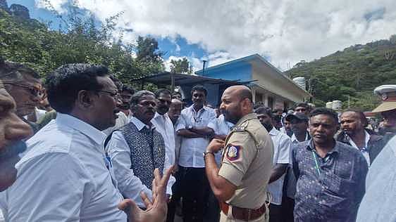 தனியாா் விடுதிகள் விளம்பரம் செய்வதற்கு சுற்றுலா வழிகாட்டிகள் எதிா்ப்பு