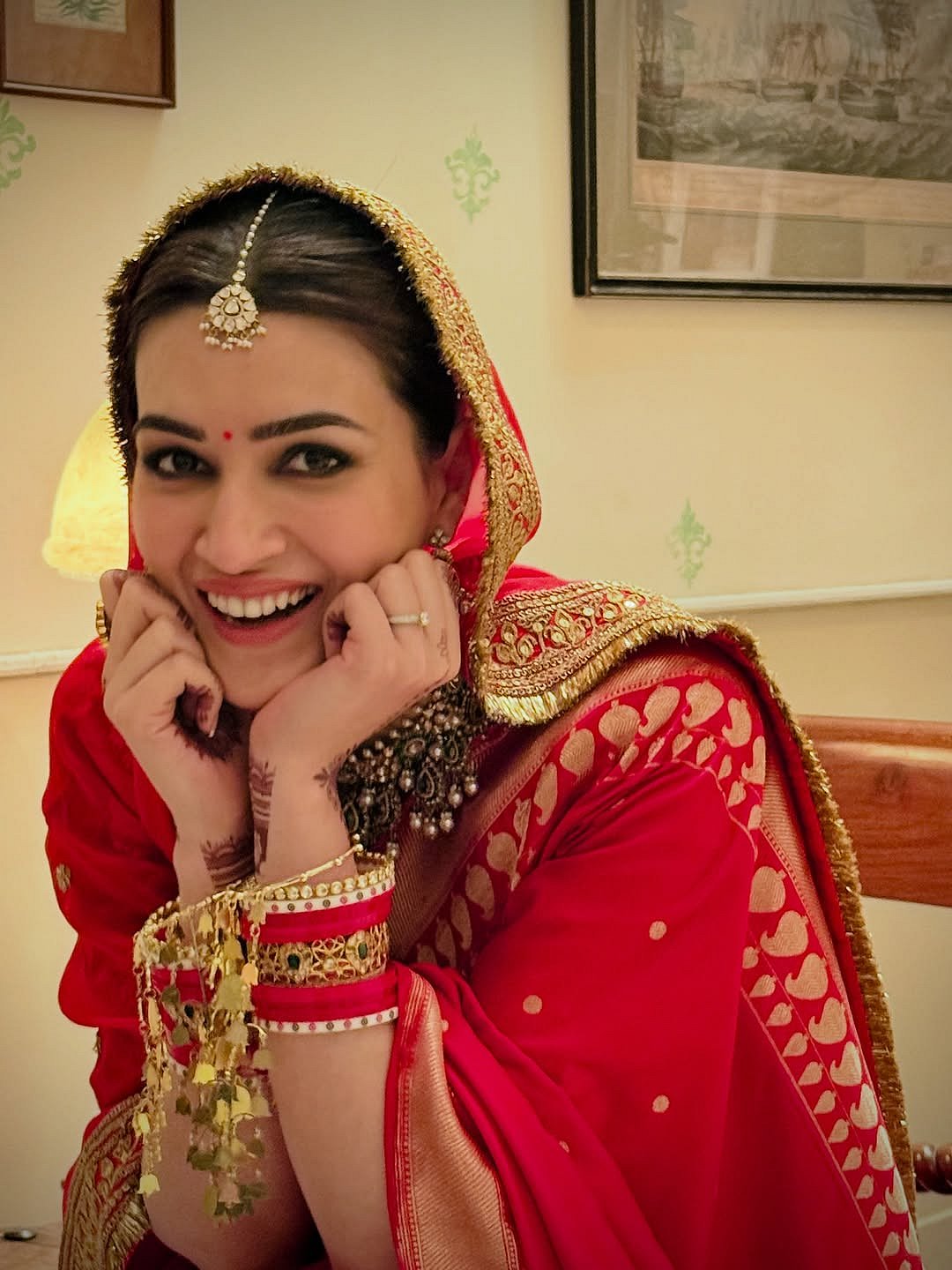 வெள்ளைச் சிரிப்பில்... கிரீத்தி சனோன்!