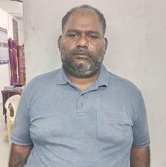 ஆசிா்வாதம் வாங்குவதுபோல் நடித்து மூதாட்டியிடம் நகை பறித்தவா் கைது