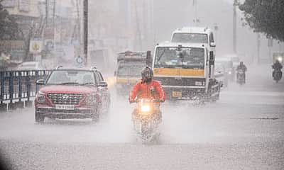 குடியிருப்புப் பகுதிகளில் தேங்கிய மழைநீரை அகற்றும் பணி தீவிரம்