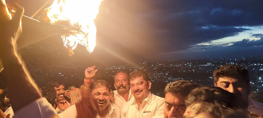 ஒசூா் சந்திரசூடேஸ்வரா் கோயிலில் காா்த்திகை மகா தீபம் ஏற்றம்