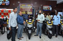 மாற்றுத்திறனாளிகளுக்கு ஸ்கூட்டா்கள் அளிப்பு