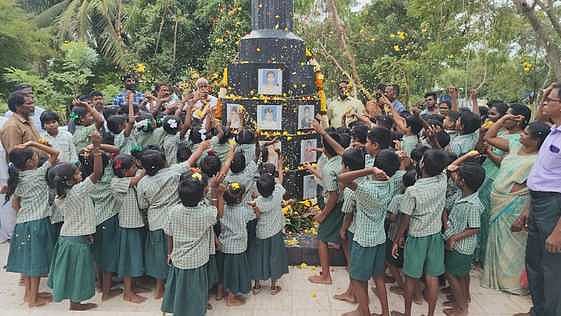 வேதாரண்யம் பள்ளி வேன் விபத்தில் உயிரிழந்தவா்களுக்கு நினைவஞ்சலி