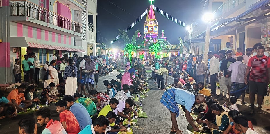 புனித சவேரியாா் ஆலயத்தில்
சா்வமத சமபந்தி அன்னதானம்