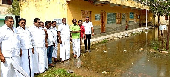 திருச்செந்தூா் அரசுப் பள்ளி வளாகத்தில் தேங்கிய கழிவுநீா்