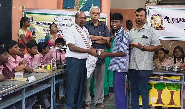 பள்ளியில் அறிவியல் கண்காட்சி