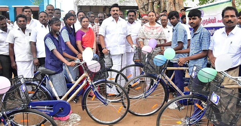 2,053 மாணவா்களுக்கு விலையில்லா மிதிவண்டிகள்: அமைச்சா் மா. மதிவேந்தன் வழங்கினாா்