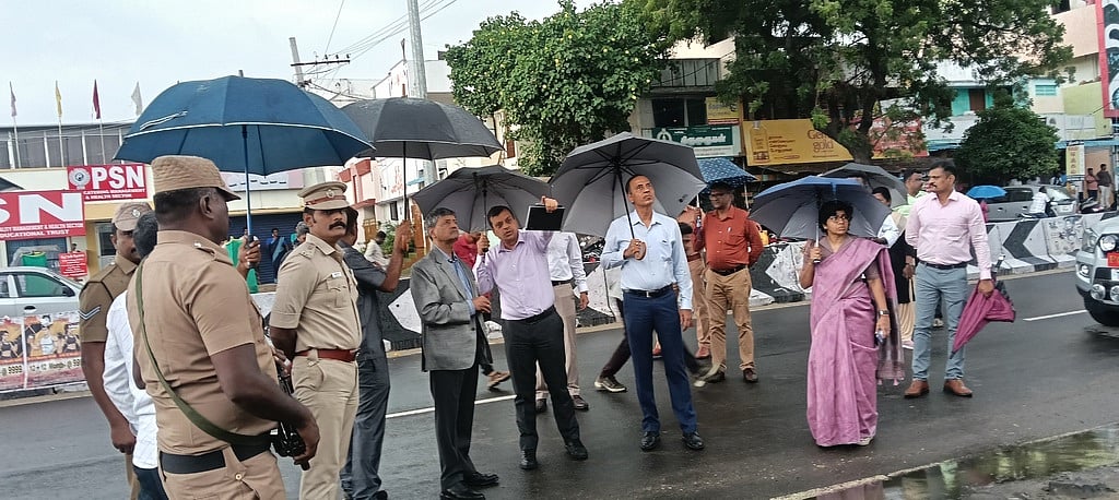 கரூா் சம்பவம்: வேலுச்சாமிபுரத்தில் சிபிஐ கண்காணிப்புக் குழுத் தலைவா் ஆய்வு - பிரேதப் பரிசோதனை செய்த மருத்துவா்களிடம் விசாரணை