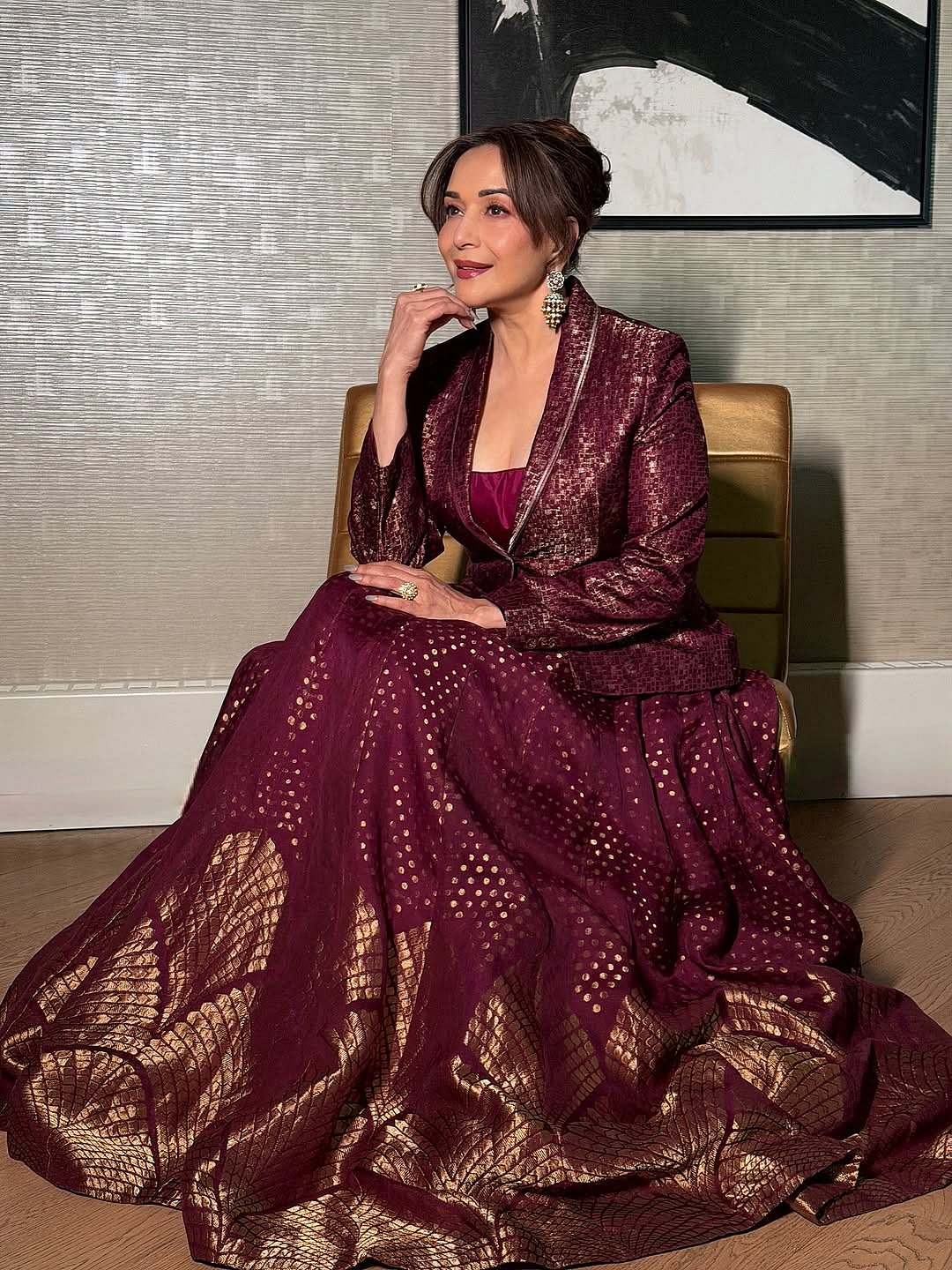 கனவுகளில் அணிந்து நிஜத்தில் பிரமிக்க வைக்கும்... மாதுரி தீட்சித்!