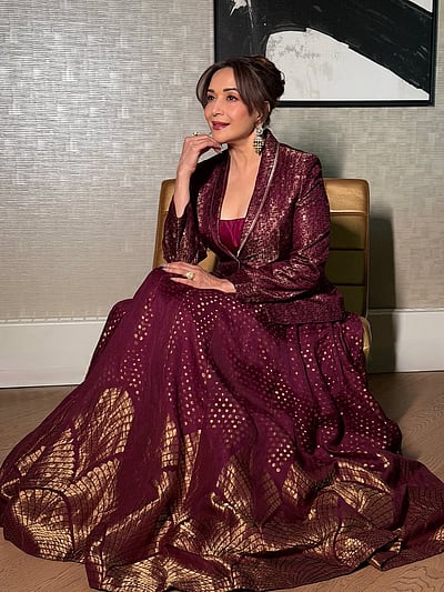 கனவுகளில் அணிந்து நிஜத்தில் பிரமிக்க வைக்கும்... மாதுரி தீட்சித்! 