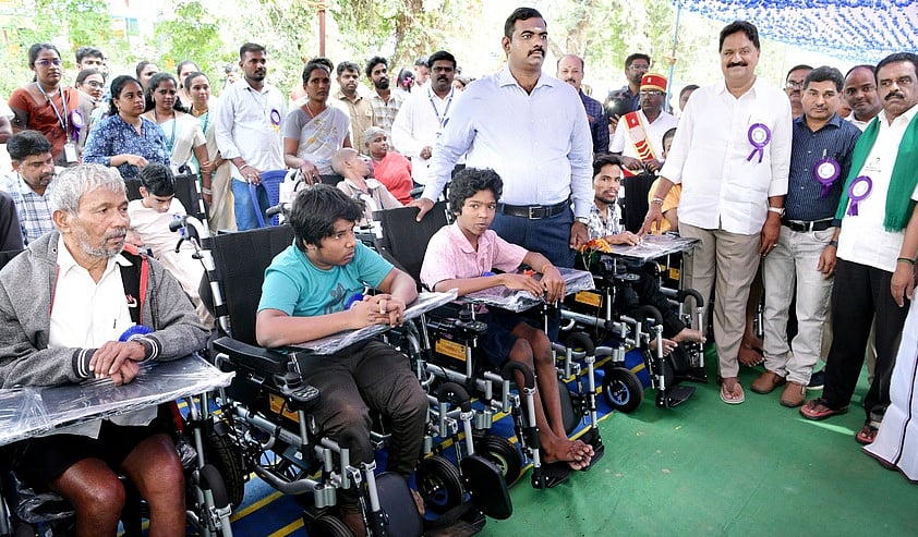 மாற்றுத்திறனாளிகள் தின விழா: 72 பயனாளிகளுக்கு நலத்திட்ட உதவிகள் வழங்கல்