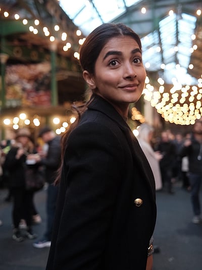 குளிரும் நாட்டில் வெய்யிலைத் தேடி... பூஜா ஹெக்டே!