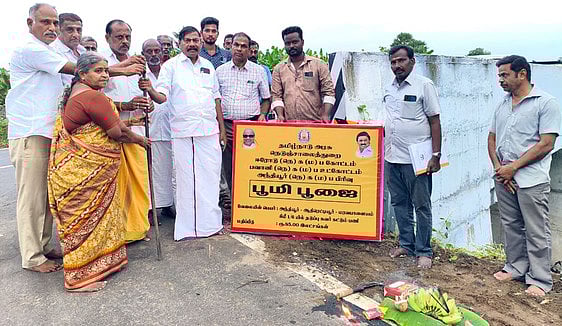 அந்தியூா் ஏரிக்கரையில் ரூ.85 லட்சத்தில் தடுப்புச்சுவா்