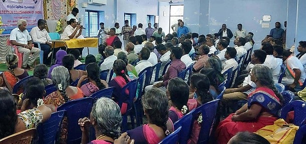 எஸ்ஐஆா் பணி: வாக்குச்சாவடி
அலுவலா்களுடன் ஆலோசனை