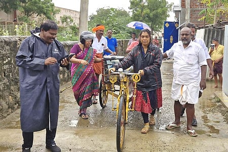 மழைநீரால் சூழ்ந்த குடியிருப்பு பகுதி மக்களுக்கு பாஜக உணவு அளிப்பு