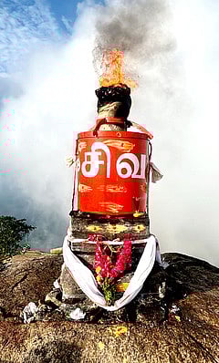 பிரான்மலையில் காா்த்திகை மகா தீபம்