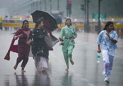 அடுத்த 3 மணிநேரத்துக்கு சென்னை, திருவள்ளூரில் மிக கனமழை!