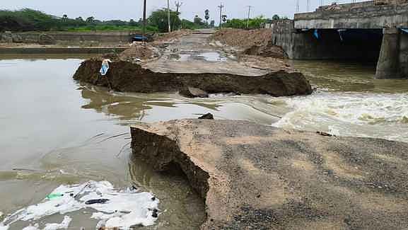 திருவாடானை பகுதியில் பலத்த மழை: வெள்ள நீரால் சாலைகள் துண்டிப்பு