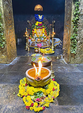 தா்மலிங்கேஸ்வரா் கோயிலில் காா்த்திகை தீபத் திருவிழா கோலாகலம்