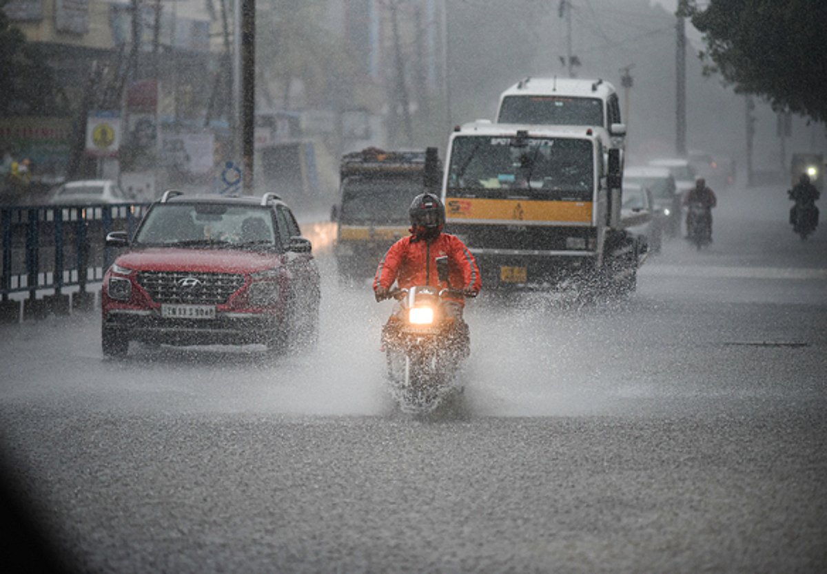 சென்னை மாநகா் குடியிருப்புப் பகுதிகளில் தேங்கிய மழைநீரை அகற்றும் பணி தீவிரம்