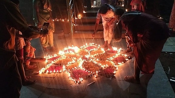 தம்மம்பட்டி சிவன்கோயிலில் 
ஏற்றப்பட்ட 10,008 தீபங்கள்