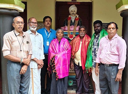 குப்பையில் வீசப்பட்ட 25 பவுன் நகைகளை உரியவரிடம் ஒப்படைத்த பெண் தூய்மைப் பணியாளருக்கு பாராட்டு