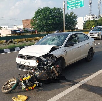 பைக் மீது காா் மோதல்: தம்பதி உயிரிழப்பு