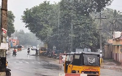 கோவையில் விட்டுவிட்டுப் பெய்யும் மழை: வாகன ஓட்டிகள் சிரமம்!