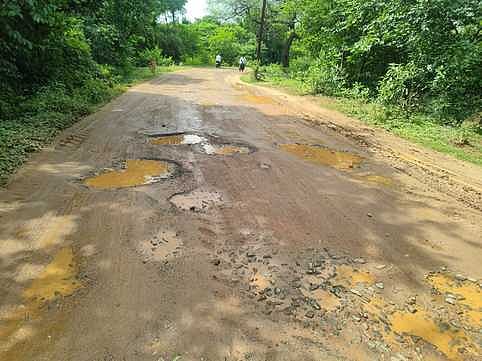 சேதமான ஆலவயல் - கண்டியாநத்தம் சாலையைச் சீரமைக்கக் கோரிக்கை