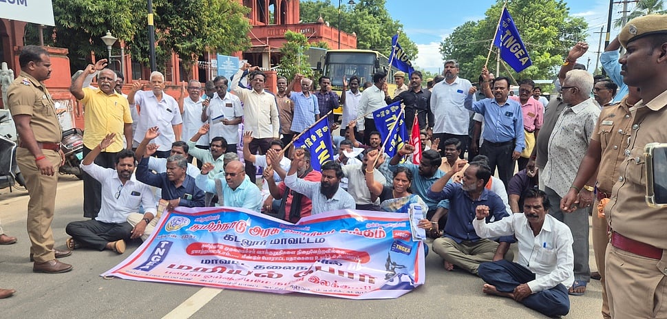தோ்தல் வாக்குறுதியை நிறைவேற்றக் கோரி அரசு ஊழியா்கள் சங்கத்தினா் மறியல் போராட்டம்