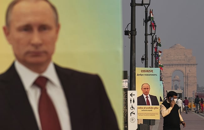 ரஷிய அதிபா் புதினுக்கு பிரதமா் மோடி நேரில் வரவேற்பு: இன்று முக்கிய ஒப்பந்தங்கள் கையொப்பம்