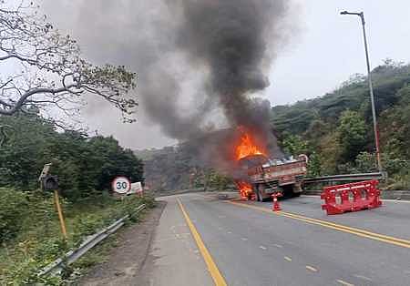 தருமபுரி அருகே சாலையின் நடுவே தீப்பிடித்து எரிந்த லாரி