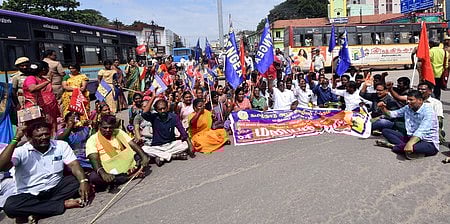 அரசு ஊழியா் சங்கத்தினா் சாலை மறியல்