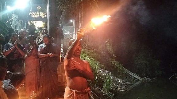 தம்மம்பட்டி சிவன்கோவிலில் பெளா்ணமி இரவில் சுவேத ஆரத்தி பூஜை