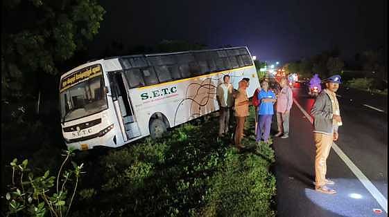 செஞ்சி அருகே இரு இடங்களில் பேருந்துகள் மோதி விபத்து: 22 போ் காயம்