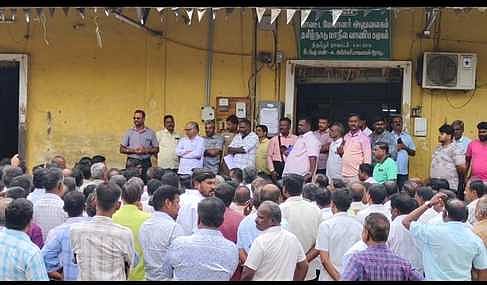 காலி மதுபாட்டில்களை திரும்பப் பெறும் திட்டம்: டாஸ்மாக் ஊழியா்கள் போராட்டம்