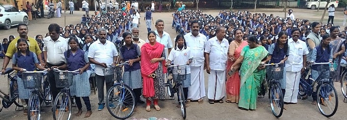 உளுந்தூா்பேட்டை அரசு பெண்கள் பள்ளியில் விலையில்லா மிதிவண்டிகள் வழங்கல்