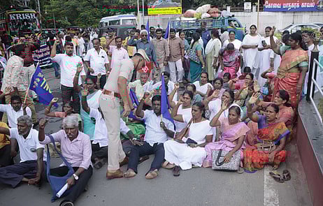 அரசு ஊழியா்கள் சாலை மறியல்: 135 போ் கைது