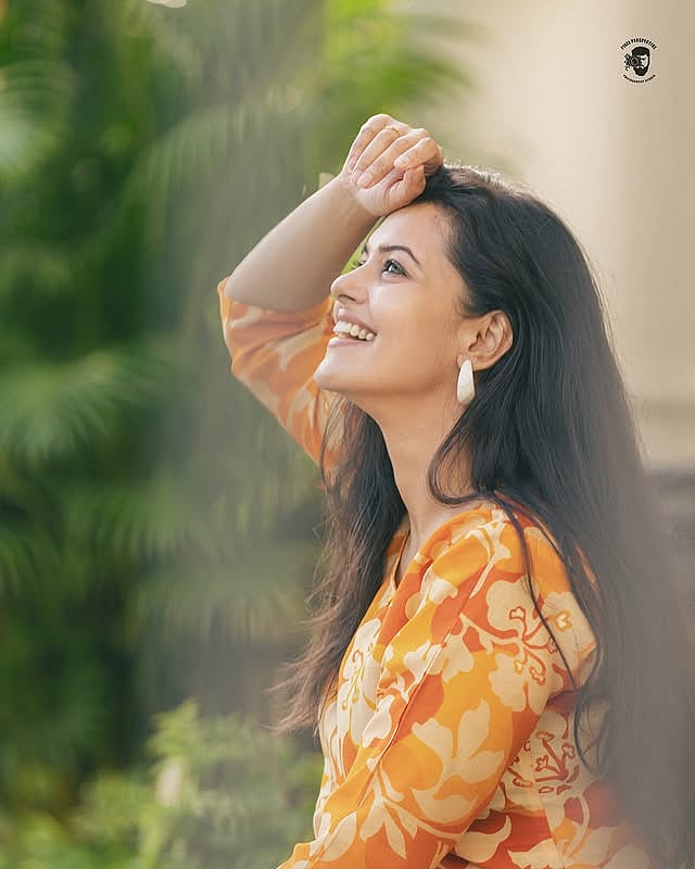 நெல்லுமணி பல்லழகு... ஸ்வாதிஷ்டா கிருஷ்ணன்!