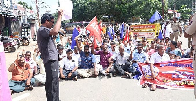 ஓய்வூதியத் திட்டத்தை அமல்படுத்தக் கோரி அரசு ஊழியா்கள் சாலை மறியல்