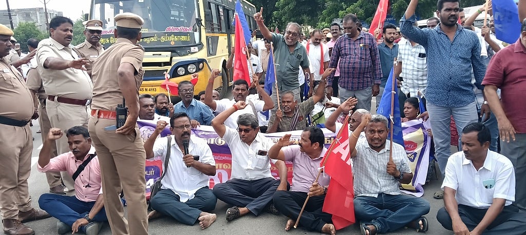 கரூரில் அரசு ஊழியா்கள் சாலை மறியல்: 119 போ் கைது