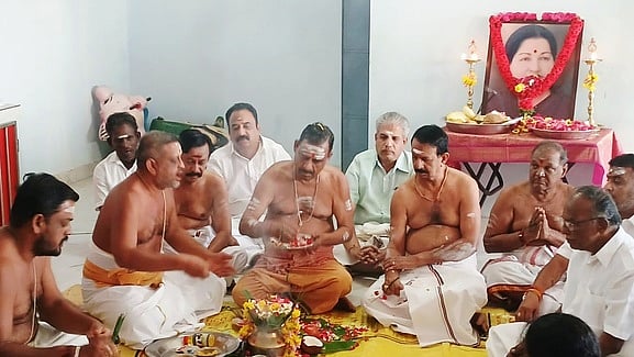 மறைந்த ஜெயலலிதாவுக்கு வேதாரண்யம் கடலில் திதி