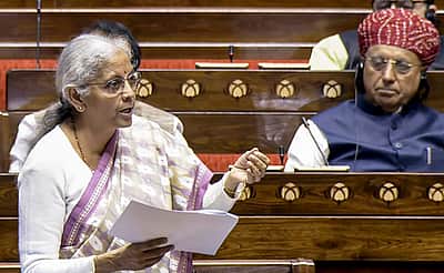 அத்தியாவசிய பொருள்கள் மீது கூடுதல் வரி இல்லை: நாடாளுமன்றத்தில் நிதியமைச்சா் விளக்கம்