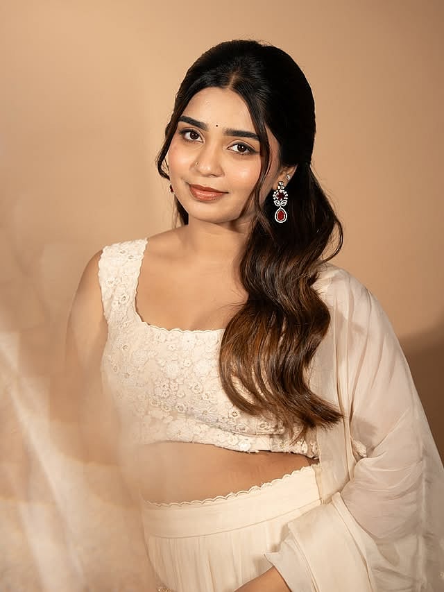 சிரிக்கும் தும்பைப் பூ.... கெளரி கிஷன்!