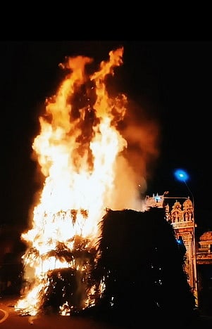 திருநள்ளாறு கோயிலில் காா்த்திகை தீப வழிபாடு