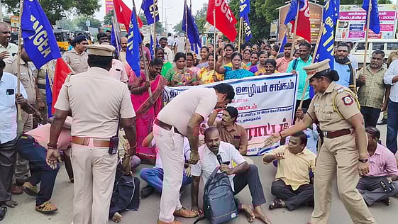 அரசு ஊழியா் சங்கத்தினா் சாலை மறியல்: 75 போ் கைது